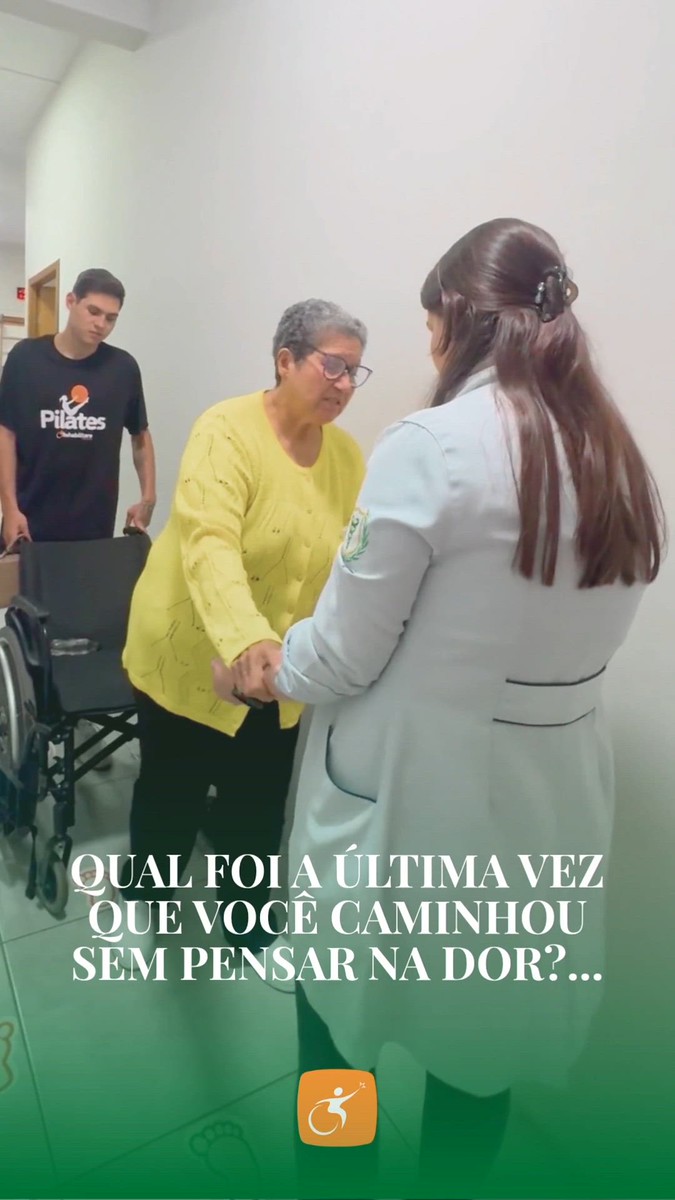 Fisioterapeuta conduzindo teste de equilíbrio com paciente em pé