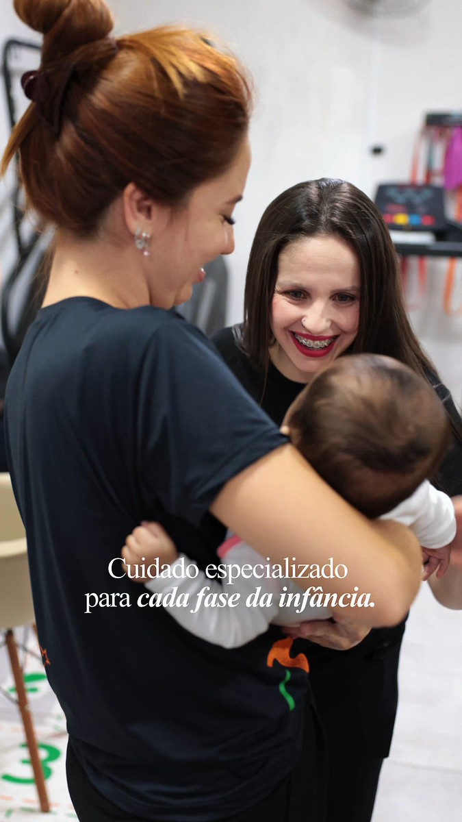 Atendimento de fisioterapia com uma criança