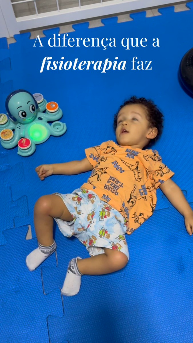 Bebê durante sessão de fisioterapia respiratória