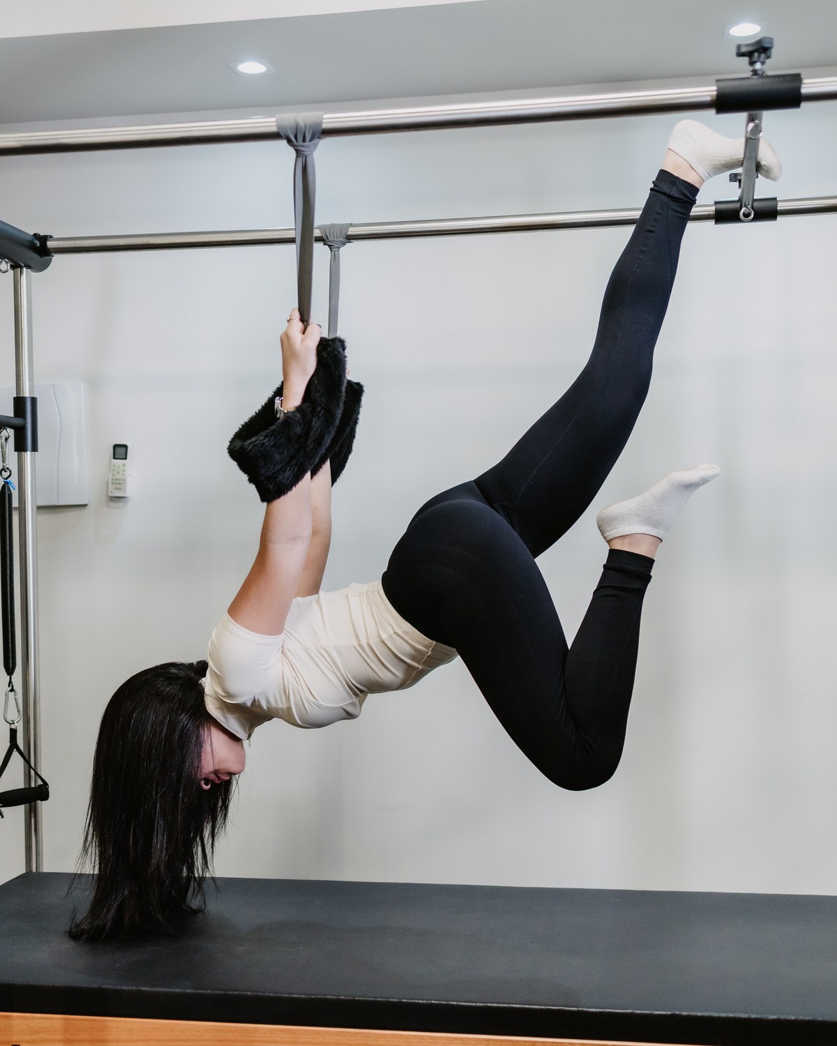 Exercício no aparelho trapézio de pilates