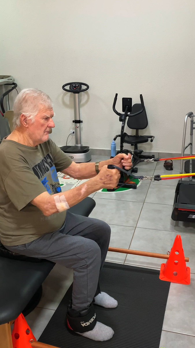 Exercício de reabilitação com aparelho de carga