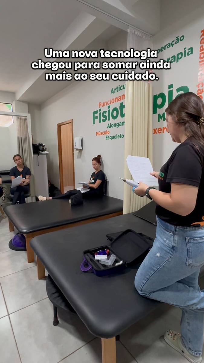 Profissional da Reabilitare Prime na recepção da clínica